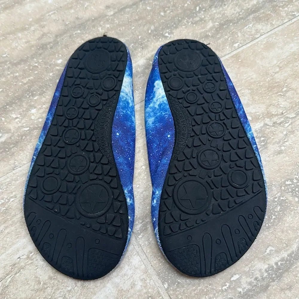 Kids blue galaxy print swim socks– size 1 – 1 1/2